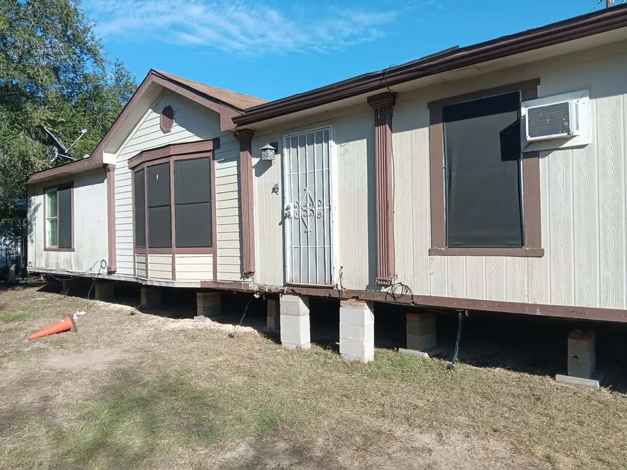 Maverick Mobile Home Services Team Working | Eagle Pass, Texas